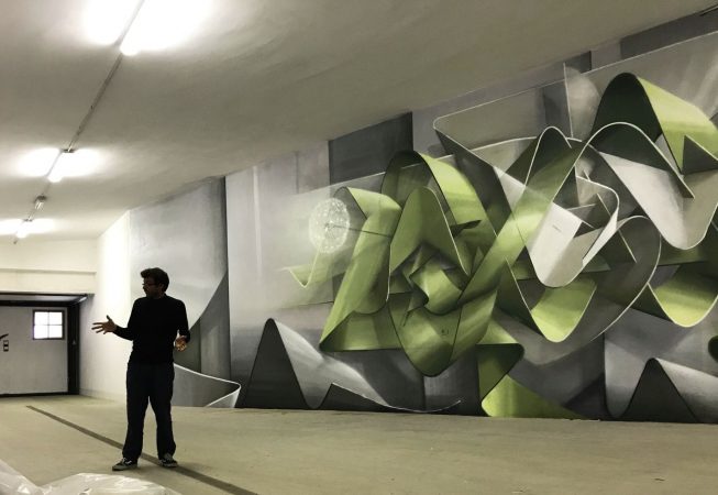 Dado ribbons wildstyle at Minarelli's Garage in Cortina D'Ampezzo, front view with the artist chatting on the leftside