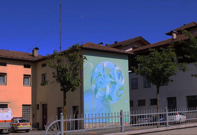 Sfera fiocco di neve by Dado artwork on wall in Cles - aerosol art - side view