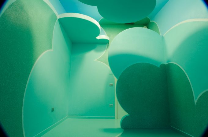 Partial portrait view of a relaxing room inside a s SPA decorated and painted all over with cloud-like bas relief in the tones of sky-blue and water green. Decoration by Dado.
